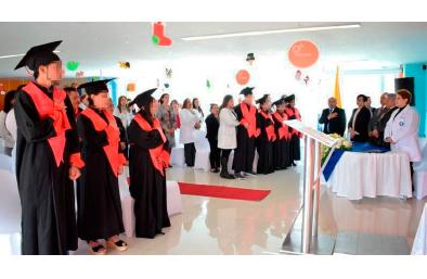 La Alcaldía de Pasto y la IEM Antonio Nariño acompañaron a jóvenes pacientes del servicio de oncohematología del Hospital Infantil Los Ángeles que recibieron su grado de bachiller La Alcaldía de Pasto y la IEM Antonio Nariño acompañaron a jóvenes pacientes del servicio de oncohematología del Hospital Infantil Los Ángeles que recibieron su grado de bachiller